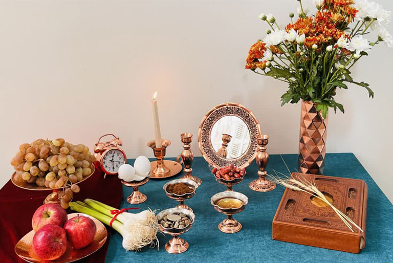 چیدمان میز پذیرایی با ظروف مسی ویژه عید نوروز