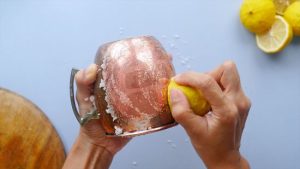 تمیز کردن ظروف مسی با لیمو